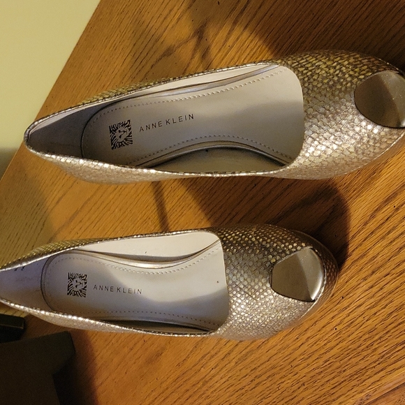 Stunning gold open toe pumps by Anne Klein - Picture 2 of 6
